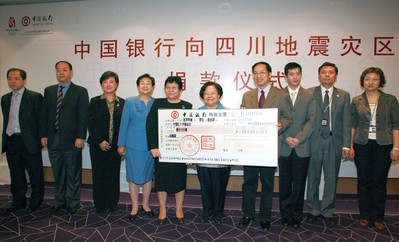 2008年5月14日上午，張燕玲副行長將一張面額1,000萬的現(xiàn)金支票交到了中國紅十字會總會彭珮云會長手中，代表中國銀行向汶川地震受災地區(qū)人民捐款。
