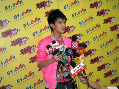 圖為劉力揚作為“51.com名人堂，唱享2008”廣州站的嘉賓，攜新專輯《我就是這樣》于2008年7月25日在廣州江南大戲院接受媒體采訪。