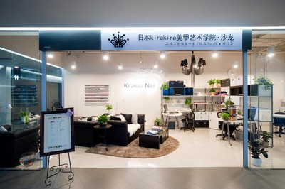 在首屆奢侈品展會(huì)現(xiàn)場(chǎng)，參觀者可一睹日本 KiraKira 美甲高級(jí)講師 Rachel Lai 的風(fēng)采，并可就相關(guān)時(shí)尚問(wèn)題進(jìn)行咨詢。