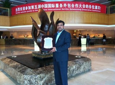 Infosys中國副總裁、Infosys公共事業(yè)部負(fù)責(zé)人Naren Gogula先生代表Infosys中國領(lǐng)取“十大在華全球服務(wù)供應(yīng)商”獎牌