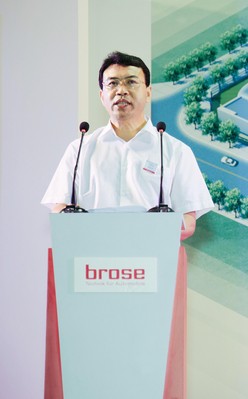 付長生（重慶沙坪壩區(qū)副區(qū)長）在重慶博澤工廠開業(yè)典禮上致詞。 