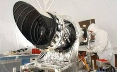 一名波爾航天的員工正在準備 HiRISE 相機，以便裝到 NASA 火星勘測軌道飛行器上