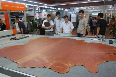 參展商向買(mǎi)家介紹產(chǎn)品