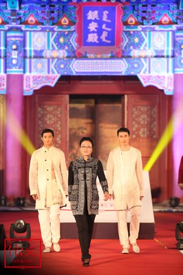 依文集團(tuán)董事長(zhǎng)引領(lǐng)時(shí)尚模特集體亮相，為愛心時(shí)尚秀華彩謝幕