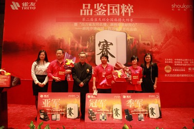  張暉（中）、余華侃（左）、朱燕（右）分獲總決賽冠、亞、季軍
