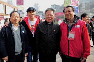 （從左至右）上海市血液中心主任朱永明、觸動(dòng)傳媒創(chuàng)始人兼執(zhí)行主席馮暉中、上海市副市長沈曉明、“獻(xiàn)血達(dá)人”陳澤人
