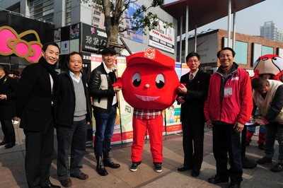 （從左至右）上海市血液中心副主任沈行峰、上海市血液中心主任朱永明、觸動(dòng)傳媒創(chuàng)始人兼執(zhí)行主席馮暉中、上海市紅十字會(huì)常務(wù)副會(huì)長馬強(qiáng)、“獻(xiàn)血達(dá)人”陳澤人