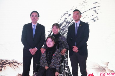 北京銀行副行長許寧躍先生、海航悅逸度假俱樂部董事長趙暉先生與殘疾畫家汪玉婷合影