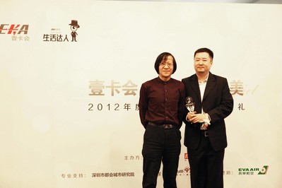 兩岸三地知名文化學者胡野秋為新聞漫畫達人顏慶雄頒獎，他認為這個時代需要平凡人來對生活目標進行修正。