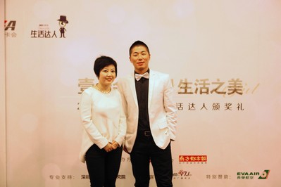 跨界文化人曉昱為健身達人李朝陽頒獎，她高度評價生活達人評選活動，認為它是一個重新認識城市的過程。