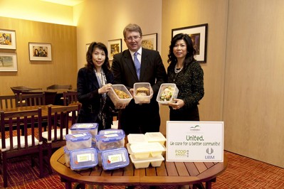 亞洲博聞與會展管理公司支持“惜食堂”(Food Angel) 的行動“對抗饑餓 . 捐出食物”，攜手參與“惜食堂”的食物回收計(jì)劃 (左起：“惜食堂”行政總監(jiān)陳妙瑜，中：亞洲博聞執(zhí)行副總裁麥高德，右：會展管理公司董事總經(jīng)理梅李玉霞)