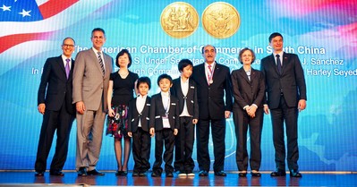 哈利會長一家與桑切斯副部長、蔡瑞德公使、郭瑾總領(lǐng)事及黃德昌商務(wù)領(lǐng)事合影