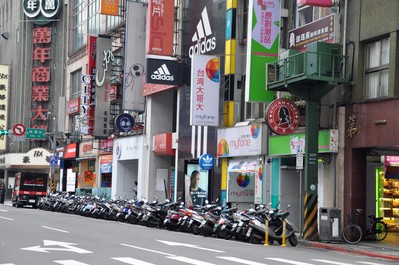 無論機車、轎車、自行車，無論多么狹窄的街道，都停得整齊劃一。