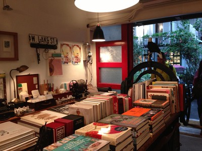 與其說(shuō)好樣本事是家書店，不如說(shuō)是一間生活店，熱愛旅行的女老板從全世界淘來(lái)生活物件與客人們分享