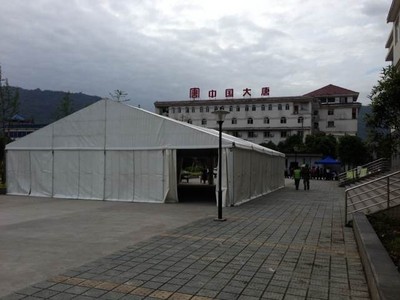 第一座篷房已于4月24日在天全縣臨時綜合救災(zāi)中心附近完成搭建，為無家可歸的地震災(zāi)民提供暫避之所