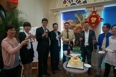 Club Vac董事長趙暉先生（右三）攜公司管理團(tuán)隊共同舉杯慶生