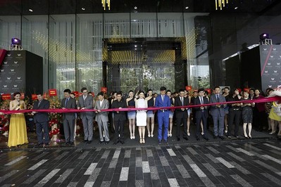 從左到右：Brian Segrave, 廣州W酒店總經(jīng)理；劉偉立，喜達屋酒店與度假村集團亞太區(qū)資深副總裁，設(shè)計與工程籌劃；Paul James羅健，W 全球酒店、瑞吉酒店與度假村及豪華精選全球品牌領(lǐng)導(dǎo)人；錢進，喜達屋酒店與度假村集團 大中華區(qū)總裁；Stephen Ho何國祥，喜達屋酒店與度假村國際集團亞太區(qū)總裁；影星高圓圓和吳彥祖；孔健濤，合景泰富房公司執(zhí)行董事兼行政總裁；孔健楠，合景泰富房公司執(zhí)行董事兼執(zhí)行副總裁；徐錦添，合景泰富公司執(zhí)行董事、首席財務(wù)官兼公司秘書；李建明，合景泰富公司執(zhí)行董事、集團運營管理部副總裁兼華南片區(qū)總經(jīng)理；黃薇陵，合景泰富酒店投資發(fā)展部總監(jiān)及園林設(shè)計部總監(jiān)。