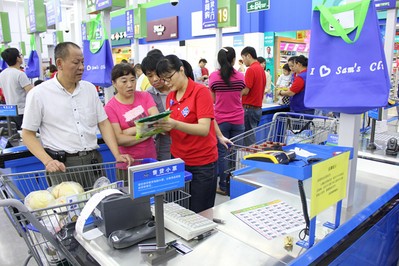 顧客踴躍選購山姆會(huì)員店商品，滿載而歸