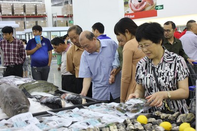 蘇州山姆會(huì)員店開業(yè)第一天，顧客選購新鮮的海鮮產(chǎn)品