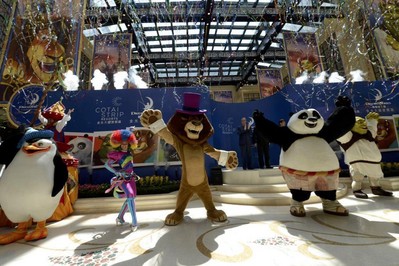DreamWorks動畫人物于星期日在金沙城中心舉行的“金光大道度假區(qū) ─ 體驗夢工場”啟動儀式上與大批圍觀的訪客見面。圖片由Graham Uden提供。