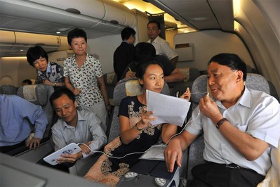 中國(guó)民航局局長(zhǎng)李家祥通過(guò)機(jī)上互聯(lián)網(wǎng)接收中央人民廣播電臺(tái)現(xiàn)場(chǎng)直播采訪，向廣大聽眾問好。