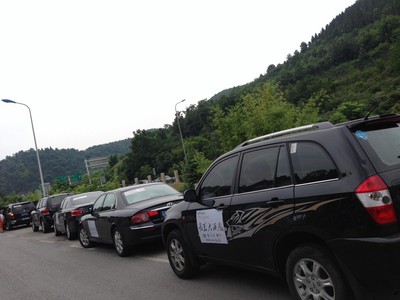 圖為集合地，自駕車游客整裝待發(fā)