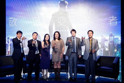 酩悅軒尼詩帝亞吉歐市場董事 MarkEdwards、尊尼獲加品牌總監(jiān)符秀婷女士、李小龍之女Shannon Lee（李香凝）、資深媒體人陳朝華、經(jīng)濟(jì)學(xué)家郭士英以及戰(zhàn)略學(xué)教授滕斌圣合影