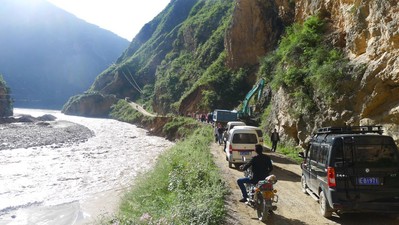 在甘肅面試?yán)铄\記希望廚師途中，遭遇地震造成的道路塌方