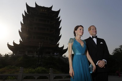 七夕當(dāng)天，英國皇室夫婦出現(xiàn)在武漢地標(biāo)性景點(diǎn)黃鶴樓，原來是武漢杜莎夫人蠟像館為市民準(zhǔn)備的情人節(jié)驚喜。