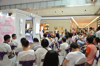 七夕，數(shù)百名單身男女齊聚“克拉女人”現(xiàn)場(chǎng)，讓珍愛相擁