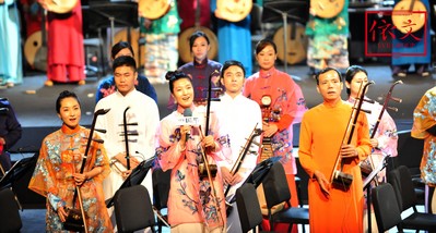 設(shè)計(jì)師與音樂家的強(qiáng)強(qiáng)聯(lián)合，整場(chǎng)服裝的色彩、款式、剪裁結(jié)構(gòu)和面料都貫穿古今，彰顯著每一位音樂家的獨(dú)特氣質(zhì)。
