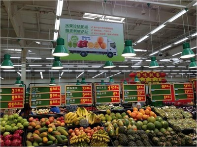 各種優(yōu)質(zhì)水果通過沃爾瑪生鮮配送中心每天新鮮送達(dá)門店。