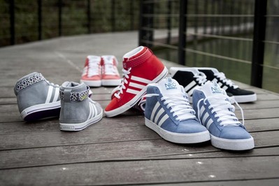 adidas Neo label 秋冬品牌大片中經(jīng)典絨面革為設(shè)計(jì)主軸的藍(lán),紅BB NEO高幫鞋，呈現(xiàn)亮眼的運(yùn)動(dòng)休閑風(fēng)格