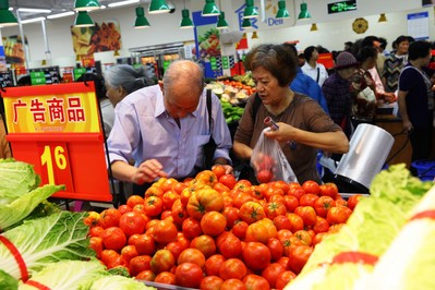 沃爾瑪云南普洱縣全新門店開業(yè)當(dāng)日，顧客在選購優(yōu)質(zhì)低價的生鮮商品