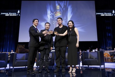 七匹狼創(chuàng)始人周少雄、賈樟柯導(dǎo)演、建筑設(shè)計(jì)師馬巖松、尊尼獲加品牌總監(jiān)符秀婷女士共同合影