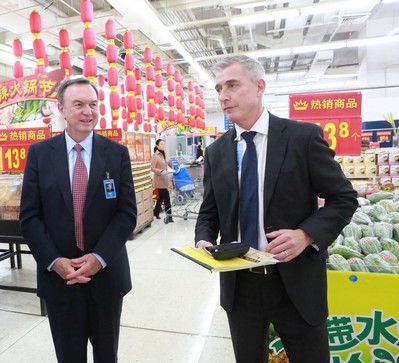 沃爾瑪全球CEO麥道克和中國CEO高福瀾考察大賣場，深入了解市場