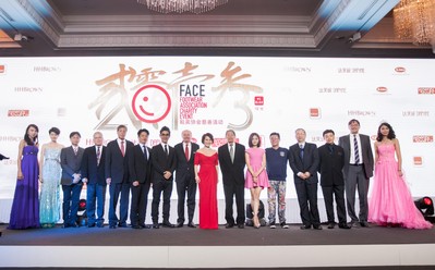 左起2012環(huán)球小姐、威華鞋業(yè)總經(jīng)理梁賀程、BBC國際執(zhí)行總經(jīng)理Lawrence Yang、紅森公司董事長林智榮、達(dá)芙妮國際控股有限公司主席陳英杰、鞋柜“天使的足跡”公益形象代言人任賢齊、FACE主席Jim Issler、“中國美基金”代表靳羽西、“新華愛心教育基金會(huì)”理事長張君達(dá)、“國立愛心基金”代表種丹妮、“愛的痕跡教育計(jì)劃”創(chuàng)辦人姜育恒、“中國殘疾人福利基金會(huì)”副理事長邢建緒先生、“音樂之帆”創(chuàng)辦人柴亮、中國行動(dòng)計(jì)劃代表Mr. Andrew