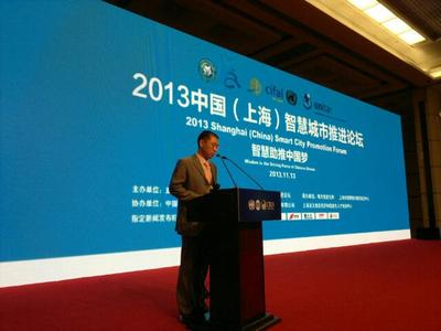 國家信息化專家咨詢委員會委員、中國互聯(lián)網(wǎng)協(xié)會副理事長高新民為獲獎城市頒獎