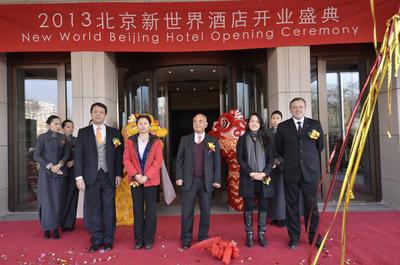 (由左至右)　 新世界中國地產(chǎn)北京總經(jīng)理陳子榮先生、新世界崇文公司法人代表陳艷女士、新世界發(fā)展主席鄭家純博士、瑰麗酒店集團首席行政總裁鄭志雯小姐及酒店總經(jīng)理魏得可先生于北京新世界酒店開業(yè)典禮。