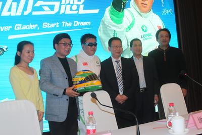 從左依次：搜狐網新聞副總編周蓉、中央電視臺著名主持人韓喬生、飛越車手謝雨均、活動主辦方 -- 江蘇龍蟠石化總經理石俊峰、活動協(xié)辦方 -- 黑龍江省黑河市旅游局常務副局長張寶紅、活動支持方 -- 江蘇大唐靈獅廣告有限公司總經理吳綱