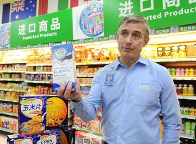 在北京沃爾瑪清河店，沃爾瑪中國(guó)總裁高福瀾向記者介紹沃爾瑪進(jìn)口商品