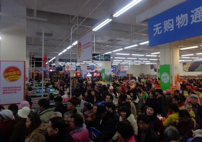 沃爾瑪云南昆明昌源中路店盛大開(kāi)業(yè)，商場(chǎng)內(nèi)人頭涌涌，工作人員馬不停蹄