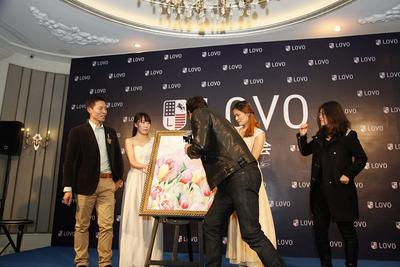 IAN與羅萊家紡副總裁揭幕LOVO2014年春夏新款手繪稿，并在畫稿上留下親筆簽名