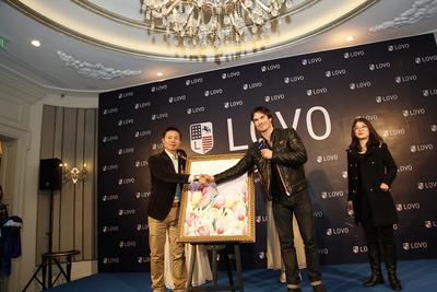 IAN與羅萊家紡副總裁揭幕LOVO2014年春夏新款手繪稿，并在畫稿上留下親筆簽名
